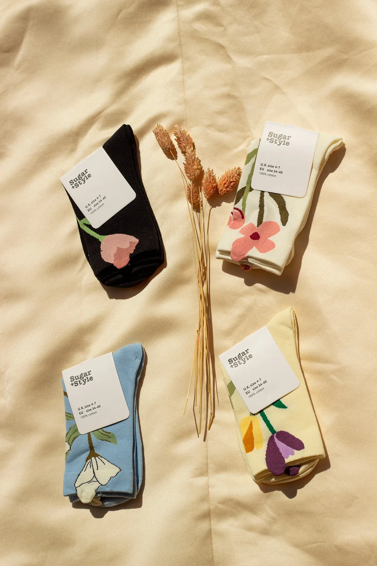 Flower Illustrated Ankle Top Socks