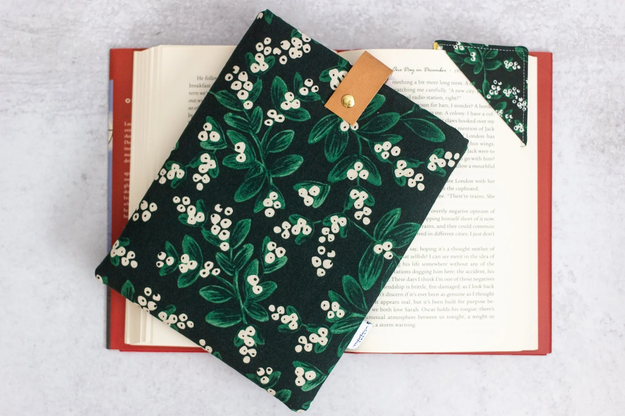Mistletoe Book Sleeve
